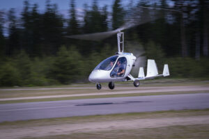 OH-G016 laskeutumassa hyvinkään lentokentälle